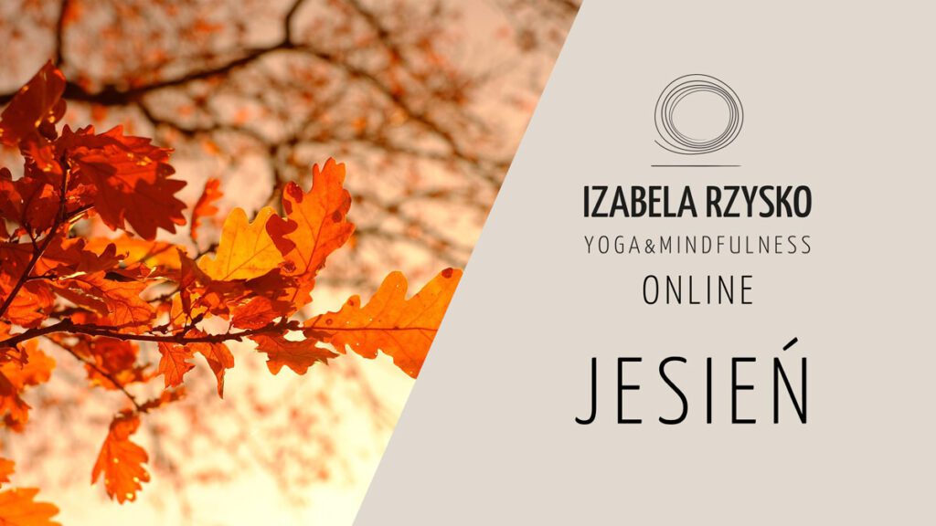 Gałęzie z żywymi pomarańczowymi jesiennymi liśćmi po lewej stronie, a po prawej tekst: Izabela Rzysko Yoga & Mindfulness Online Jesień z okrągłym logo nad tekstem, wszystko na beżowym tle.