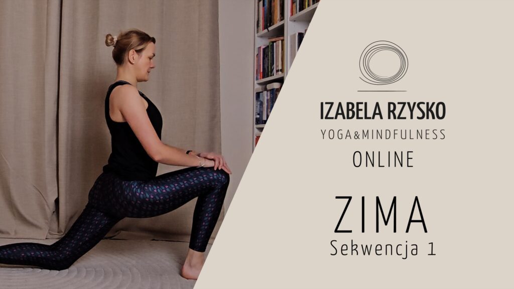 Kobieta ćwiczy jogę w pomieszczeniu w niskiej pozie. Obraz zawiera tekst: IZABELA RZYSKO YOGA & MINDFULNESS ONLINE ZIMA Sekwencja 1 z okrągłym logo i półką z książkami w tle.