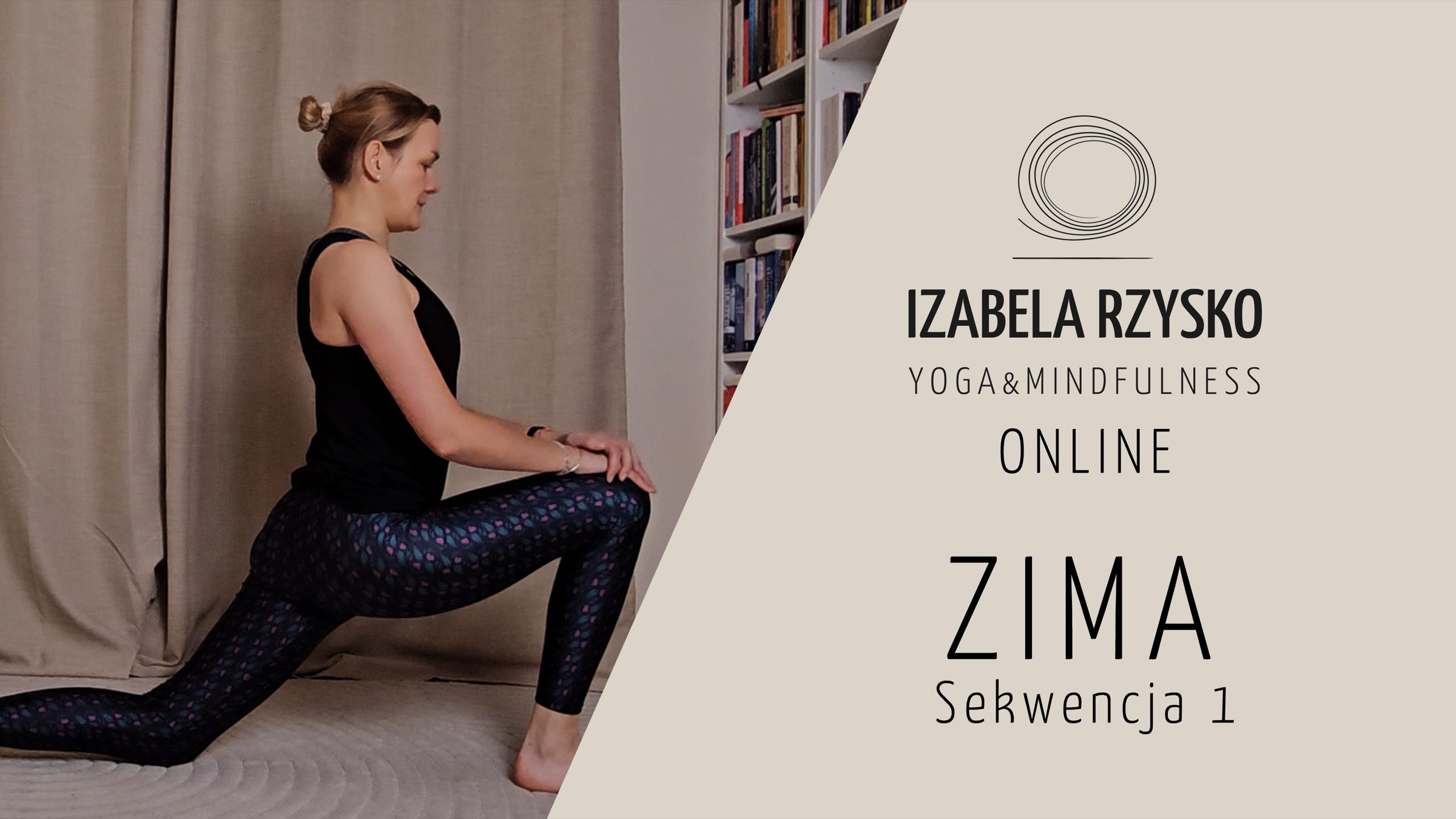 Kobieta ćwiczy jogę w pomieszczeniu w niskiej pozie. Obraz zawiera tekst: IZABELA RZYSKO YOGA & MINDFULNESS ONLINE ZIMA Sekwencja 1 z okrągłym logo i półką z książkami w tle.