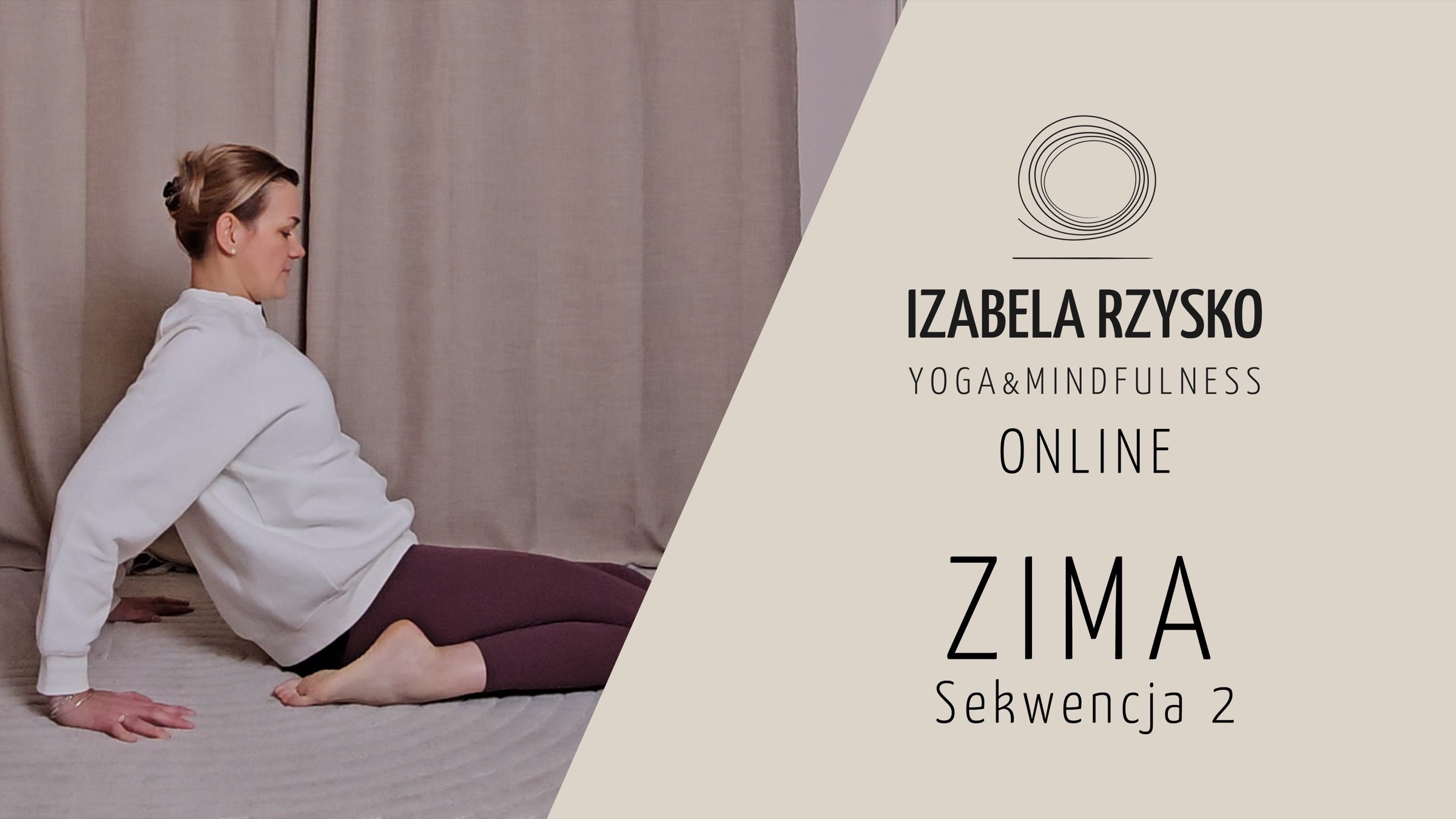 Kobieta ćwiczy jogę w pomieszczeniu, siedząc na podłodze z wyciągniętymi nogami i opierając się na rękach. Tekst obok niej brzmi: Izabela Rzysko Yoga & Mindfulness Online ZIMA Sekwencja 2.