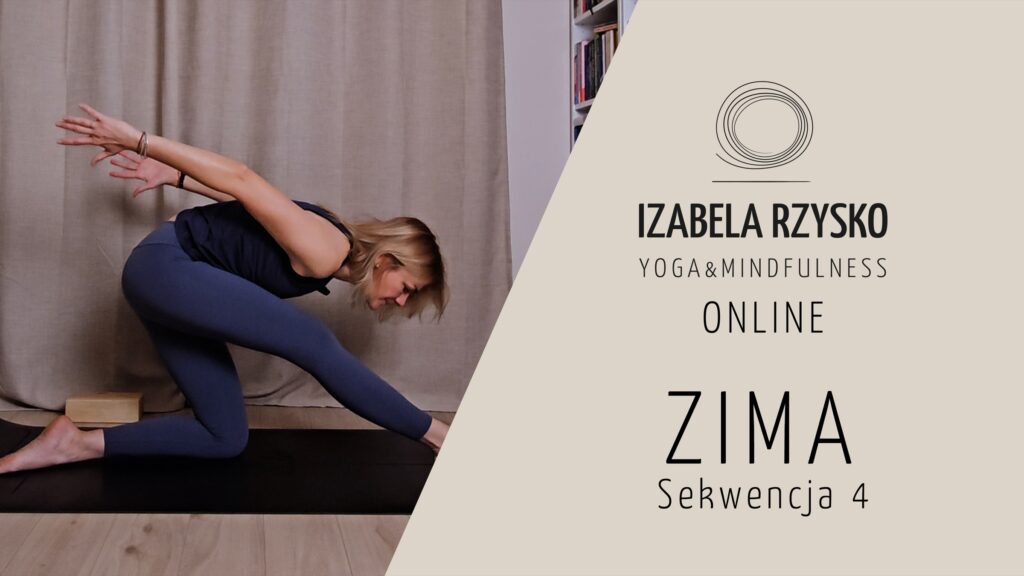 Kobieta w stroju sportowym ćwiczy pozę jogi, rozciągając się do przodu z ramionami wyciągniętymi do tyłu. Obraz zawiera również tekst: "Izabela Rzysko Yoga & Mindfulness Online Zima Sekwencja 1.".