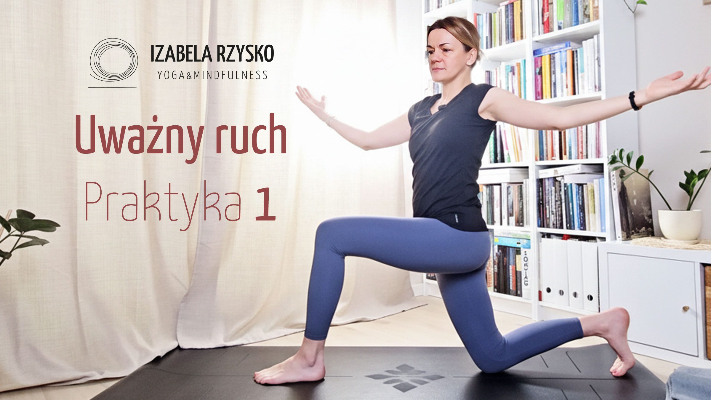 Kobieta ćwiczy jogę w pomieszczeniu na macie, wykonując niski wypad z wyciągniętymi ramionami. Tekst brzmi: Izabela Rzysko Yoga & Mindfulness. Uważny ruch. Praktyka 1. W tle półki z książkami i rośliny.