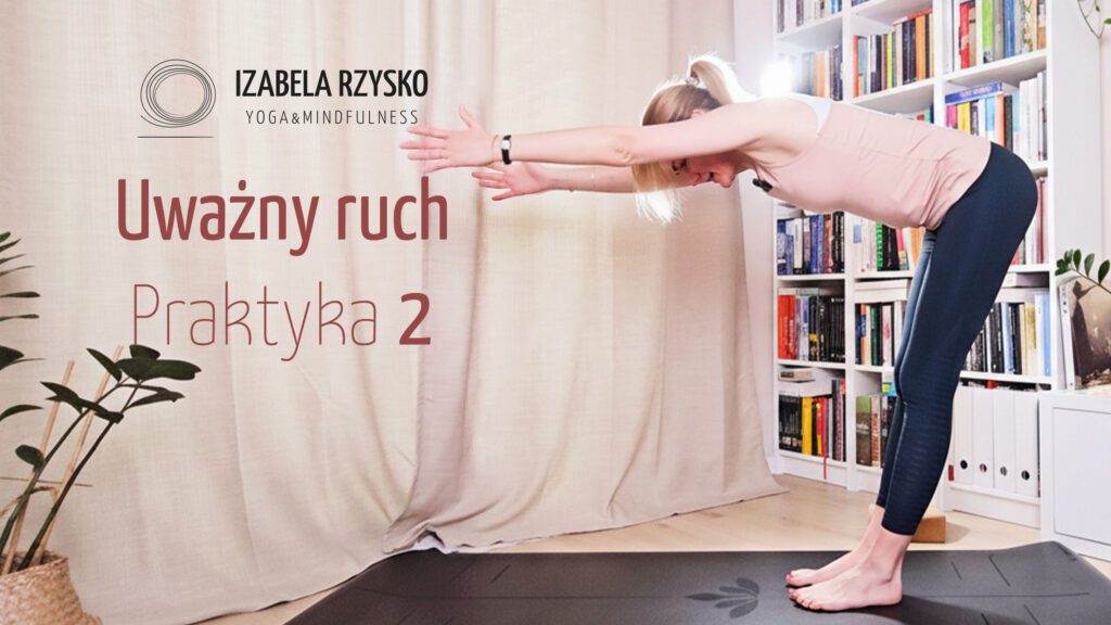 Kobieta ćwiczy jogę w jasnym pomieszczeniu, stojąc na macie i pochylając się do przodu z wyciągniętymi ramionami. Tekst na obrazie brzmi: Izabela Rzysko Yogamindfulness Uważny ruch Praktyka 2.