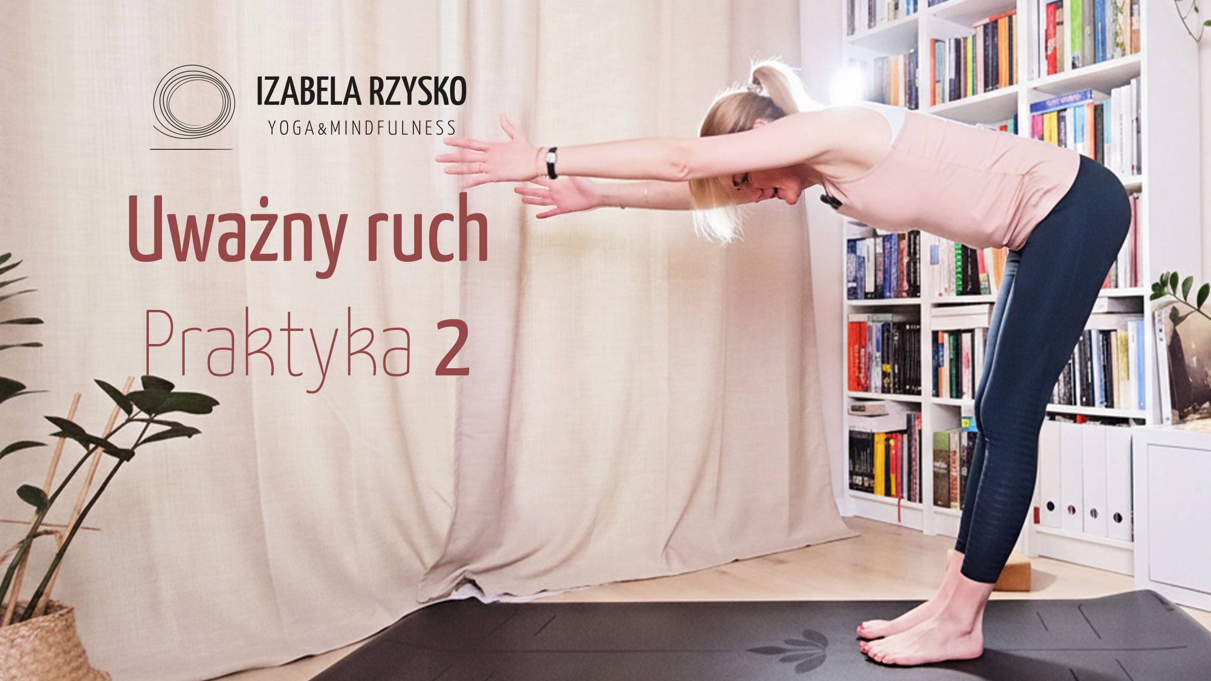 Kobieta ćwiczy jogę w jasnym pomieszczeniu, stojąc na macie i pochylając się do przodu z wyciągniętymi ramionami. Tekst na obrazie brzmi: Izabela Rzysko Yogamindfulness Uważny ruch Praktyka 2.