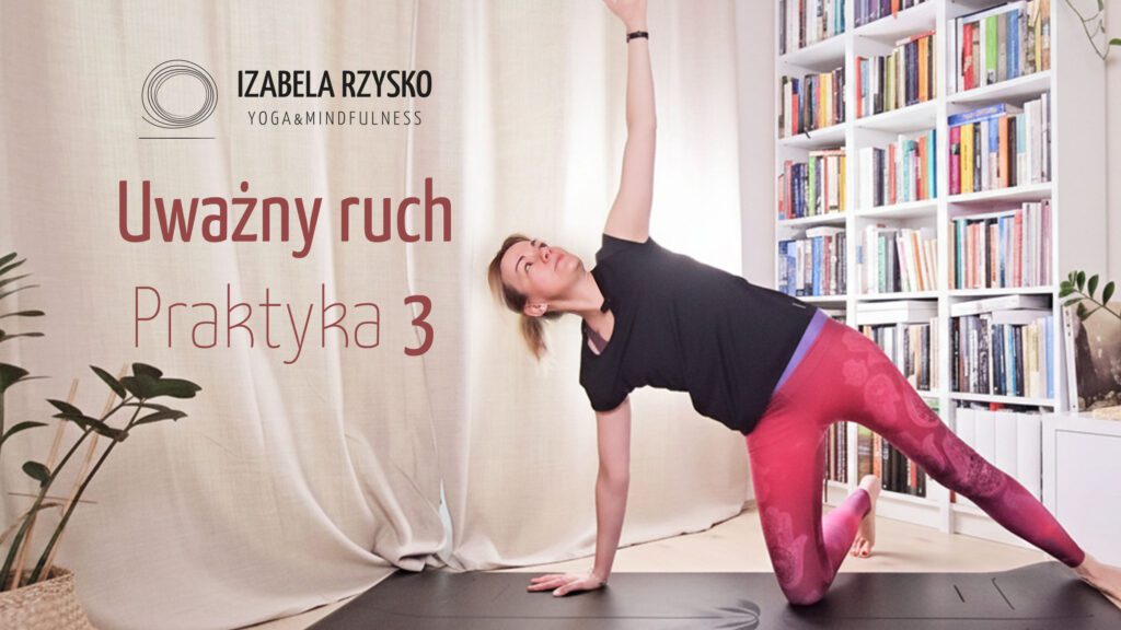 Kobieta ćwiczy jogę w jasnym pokoju z półkami na książki, ubrana w czarny top i różowe legginsy. Tekst na zdjęciu brzmi: Uważny ruch Praktyka 3 oraz Izabela Rzysko YOGA&MINDFULNESS.