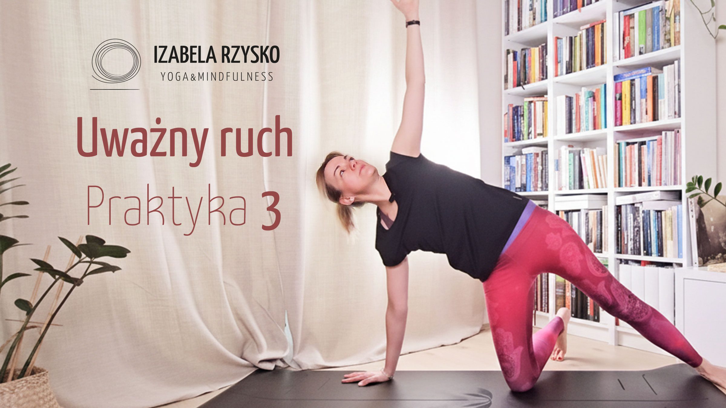 Kobieta ćwiczy jogę w jasnym pokoju z półkami na książki, ubrana w czarny top i różowe legginsy. Tekst na zdjęciu brzmi: Uważny ruch Praktyka 3 oraz Izabela Rzysko YOGA&MINDFULNESS.