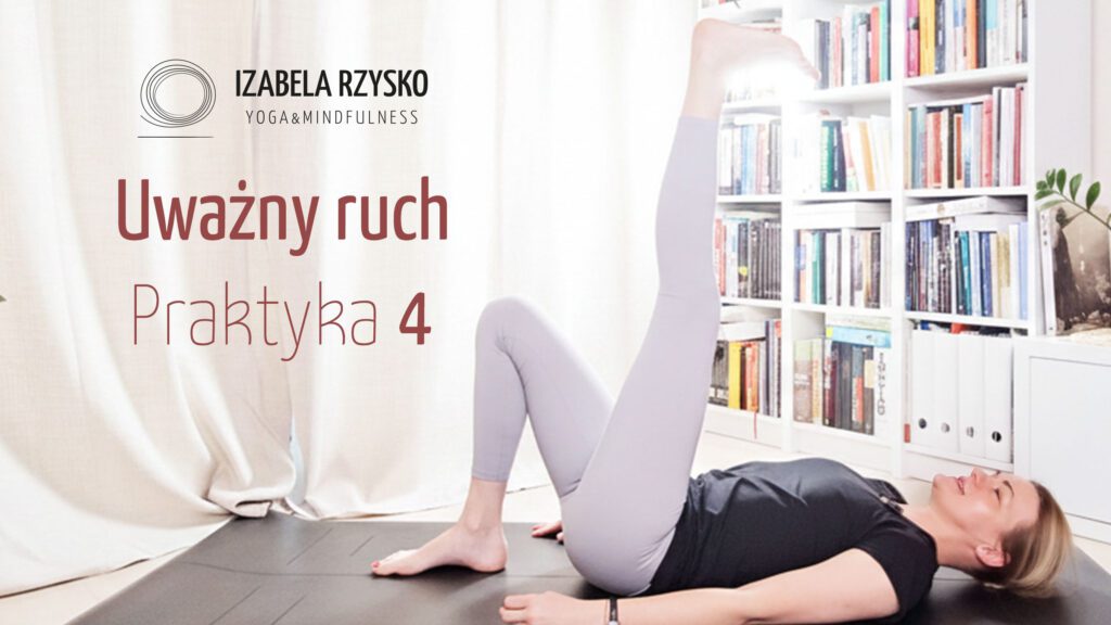 Kobieta ćwiczy jogę w pomieszczeniu, leżąc na macie z uniesioną jedną nogą. W tle widoczne są półki z książkami i rośliny. Polski tekst brzmi: Uważny ruch Praktyka 4 oraz Izabela Rzysko Yoga & Mindfulness.