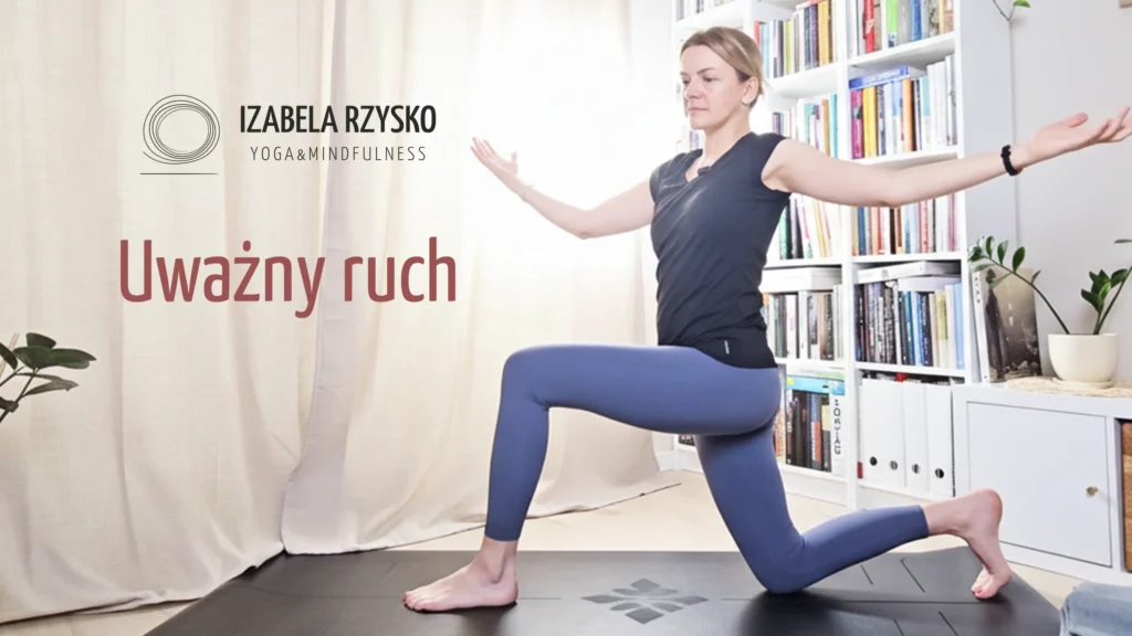 Kobieta ćwiczy jogę online w jasnym pomieszczeniu, klęcząc na jednym kolanie z wyciągniętymi rękami. Tekst Izabela Rzysko Yoga & Mindfulness i Uważny ruch pojawiają się po lewej stronie. W tle widoczne są półki z książkami i roślina.