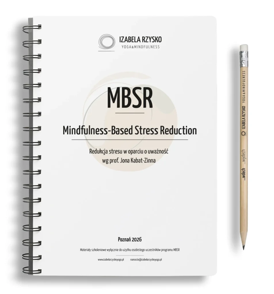 Spiralny notatnik i ołówek są umieszczone obok siebie. Na okładce notatnika widnieje napis MBSR Mindfulness-Based Stress Reduction wraz z dodatkowymi szczegółami w języku polskim oraz logo Izabela Rzysko Yogamindfulness.