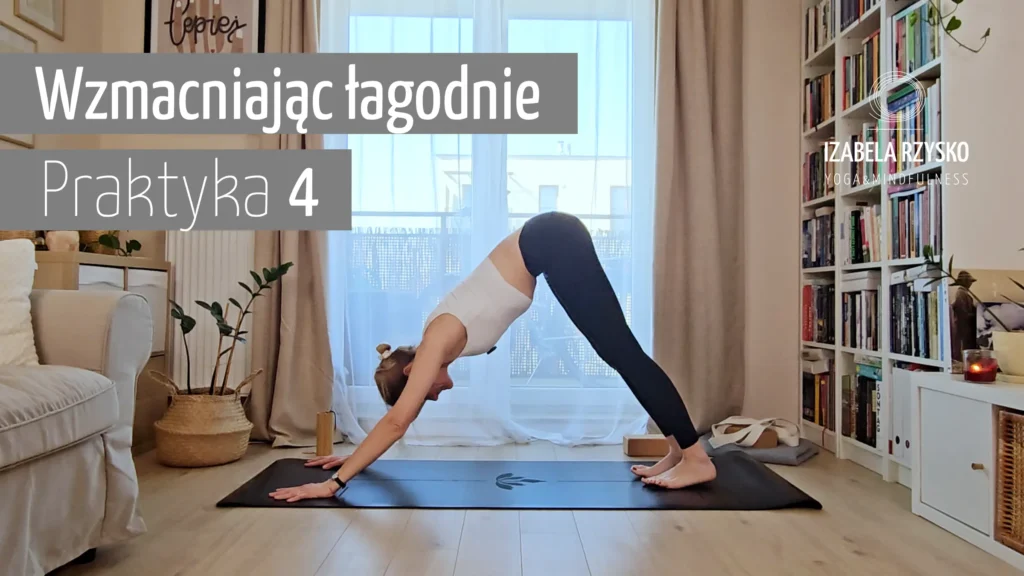 Kobieta ćwiczy jogę w salonie, wykonując pozycję psa skierowanego w dół na czarnej macie. Tekst w języku polskim brzmi Wzmacniając łagodną Praktykę 4. Światło słoneczne przenika przez zasłony za nią.