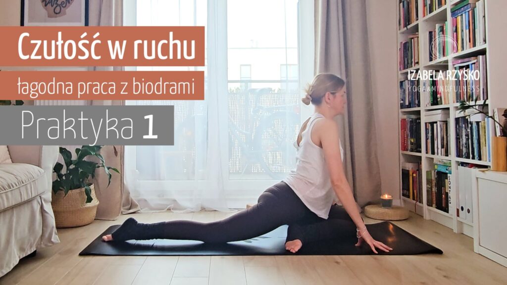 Kobieta ćwiczy joga online w pomieszczeniu na czarnej macie, wykonując pozę gołębia. Znajduje się w jasnym pokoju z dużymi oknami, półkami na książki i beżowymi zasłonami. Tekst w języku polskim pojawia się po lewej stronie obrazu.