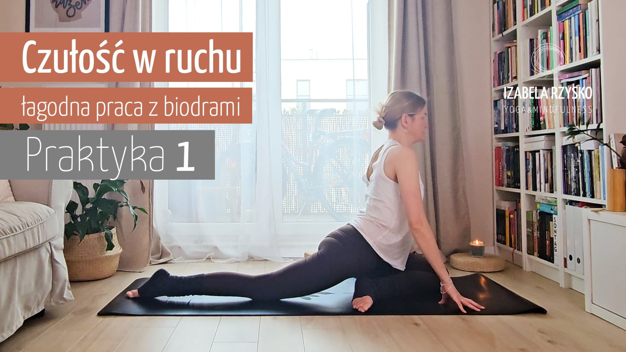 Kobieta ćwiczy joga online w pomieszczeniu na czarnej macie, wykonując pozę gołębia. Znajduje się w jasnym pokoju z dużymi oknami, półkami na książki i beżowymi zasłonami. Tekst w języku polskim pojawia się po lewej stronie obrazu.