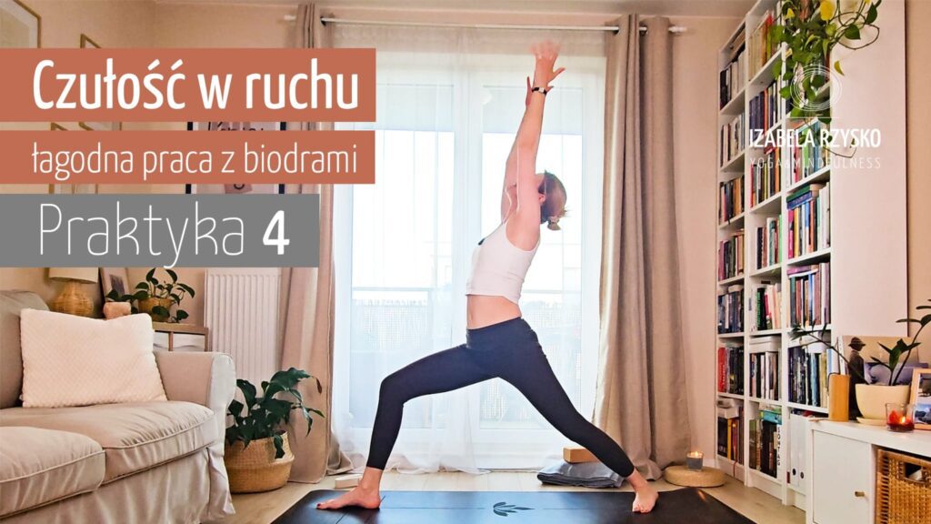 Kobieta ćwiczy jogę online w jasnym salonie, stojąc w pozie wojownika na macie. Tekst w języku polskim brzmi: Czułość w ruchu, łagodna praca z biodrami, Praktyka 4. W tle widoczne półki z książkami i rośliny.