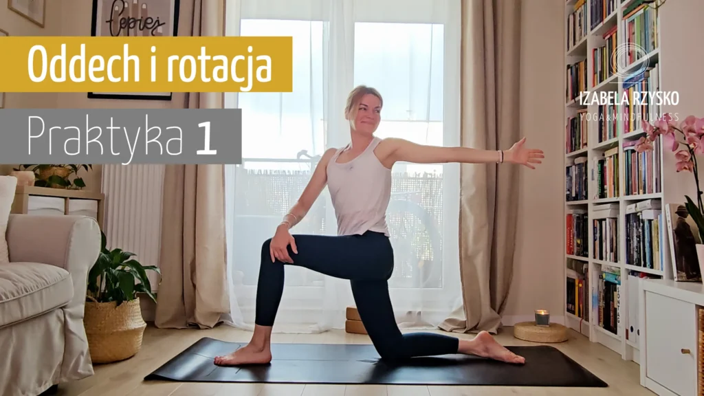 Kobieta ćwiczy jogę online w jasnym salonie, klęcząc na macie z jednym kolanem w dół i jedną ręką wyciągniętą w bok. Tekst na zdjęciu brzmi Oddech i rotacja Praktyka 1 oraz Izabela Rysko.