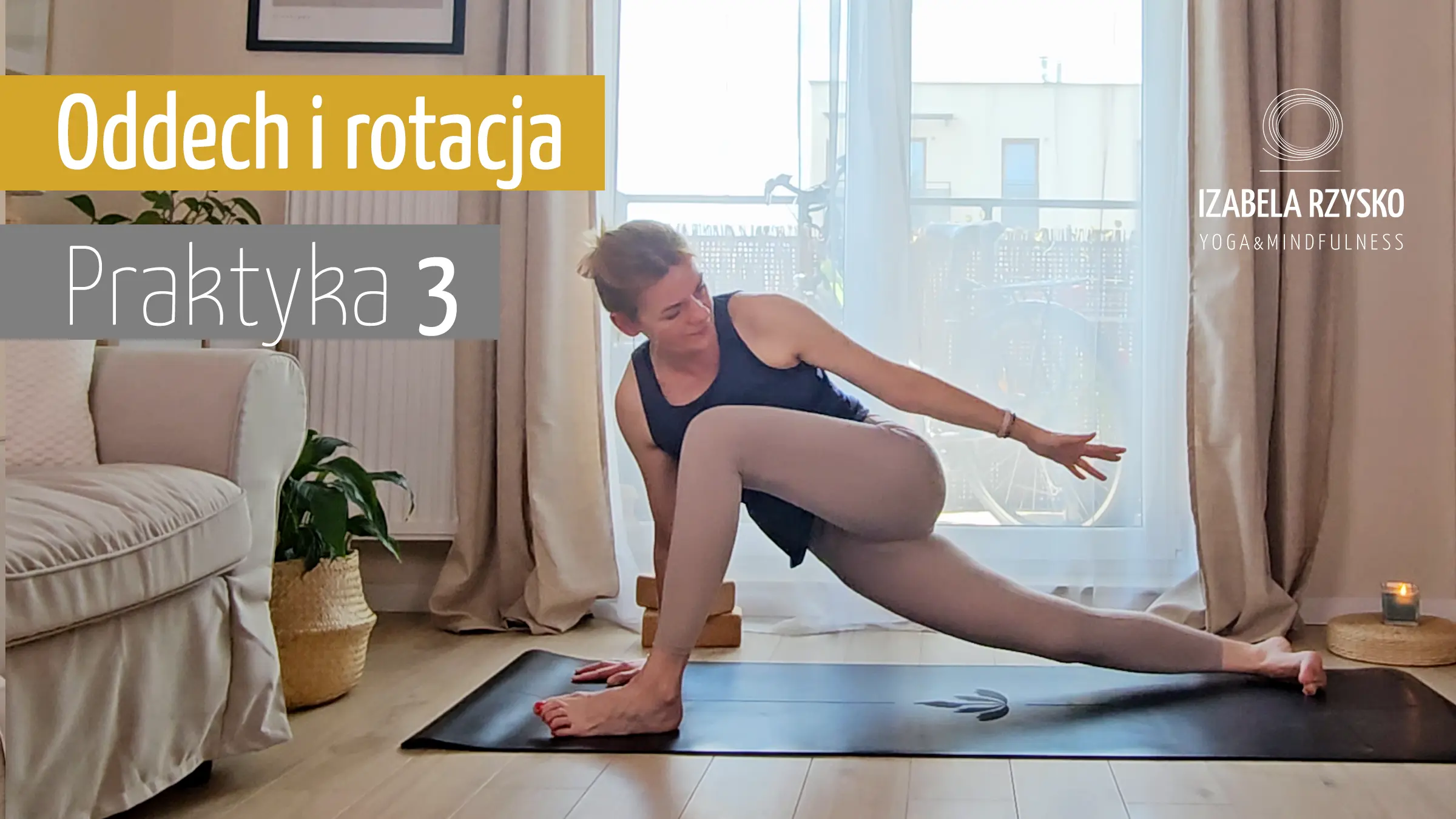 Kobieta ćwiczy jogę w jasnym pomieszczeniu, wykonując skrętną pozycję na macie. Tekst brzmi: Oddech i rotacja Praktyka 3 z logo Izabela Rzysko Yoga & Mindfulness w rogu - idealne do sesji jogi online.