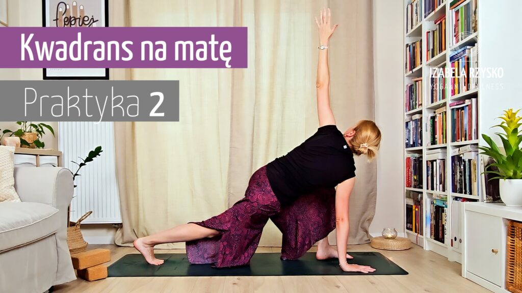 Iza Rzysko ćwiczy jogę online na macie w domu, unosząc lewą rękę do góry w pozycji skrętu z wykrokiem. Na ekranie widnieje napis „Kwadrans na macie – Praktyka 2”. W przytulnym pokoju widać regały z książkami i białe krzesło.