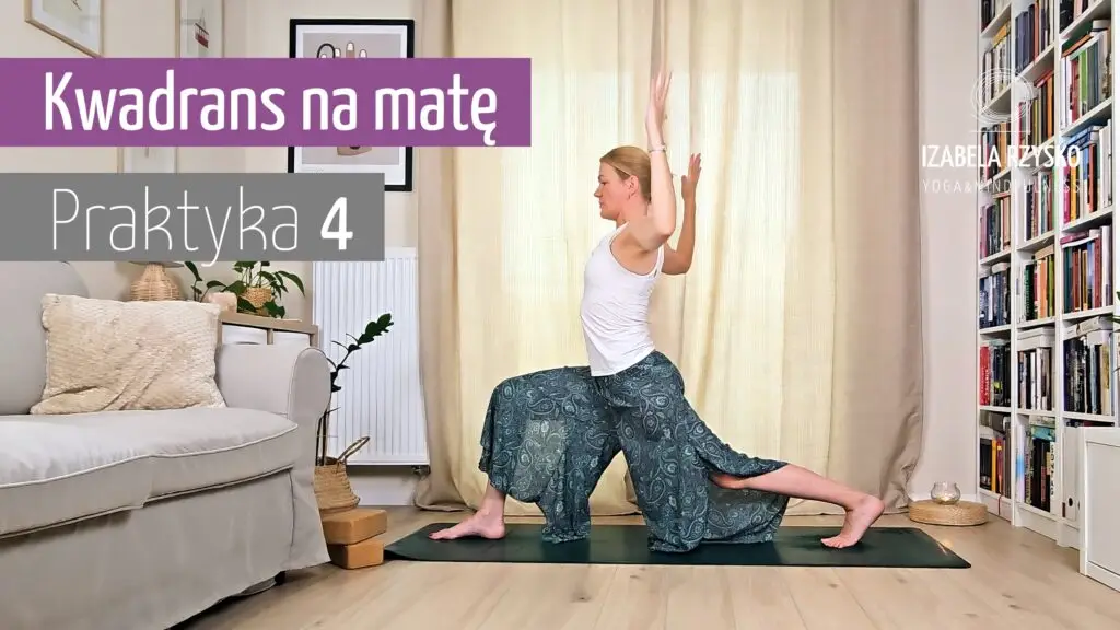 Iza Rzysko ćwiczy jogę w salonie, klęcząc na macie z uniesionymi ramionami i wykonując ćwiczenia online. Na ekranie widoczny jest tekst w języku polskim: „Kwadrans na macie” oraz „Praktyka 4”. W tle widać regały z książkami i rośliny doniczkowe.