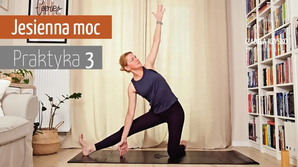 Iza Rzysko, ubrana w ciemny top i legginsy, wykonuje pozycję bramy (gate pose) na macie podczas internetowej sesji jogi, a na ekranie widoczne są napisy Jesienna moc i Sesja 3.
