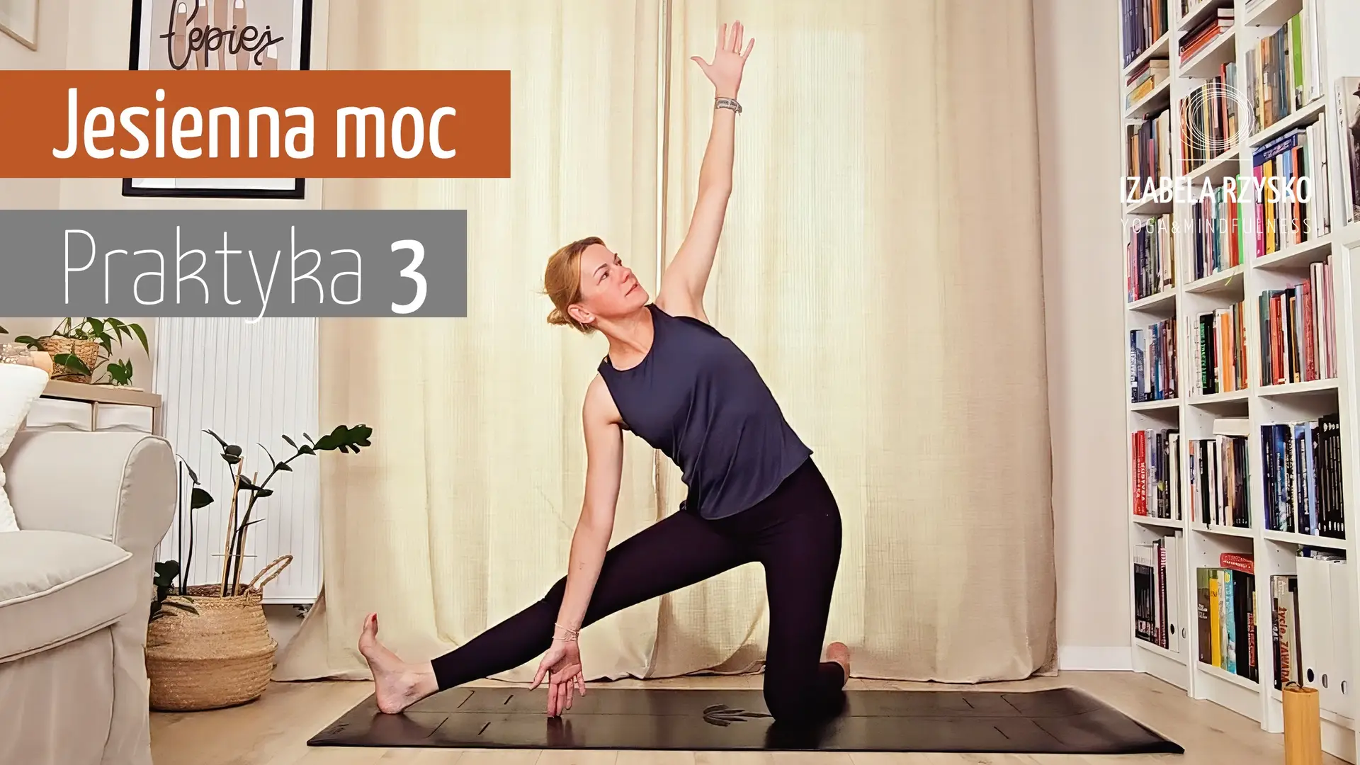 Iza Rzysko, ubrana w ciemny top i legginsy, wykonuje pozycję bramy (gate pose) na macie podczas internetowej sesji jogi, a na ekranie widoczne są napisy Jesienna moc i Sesja 3.